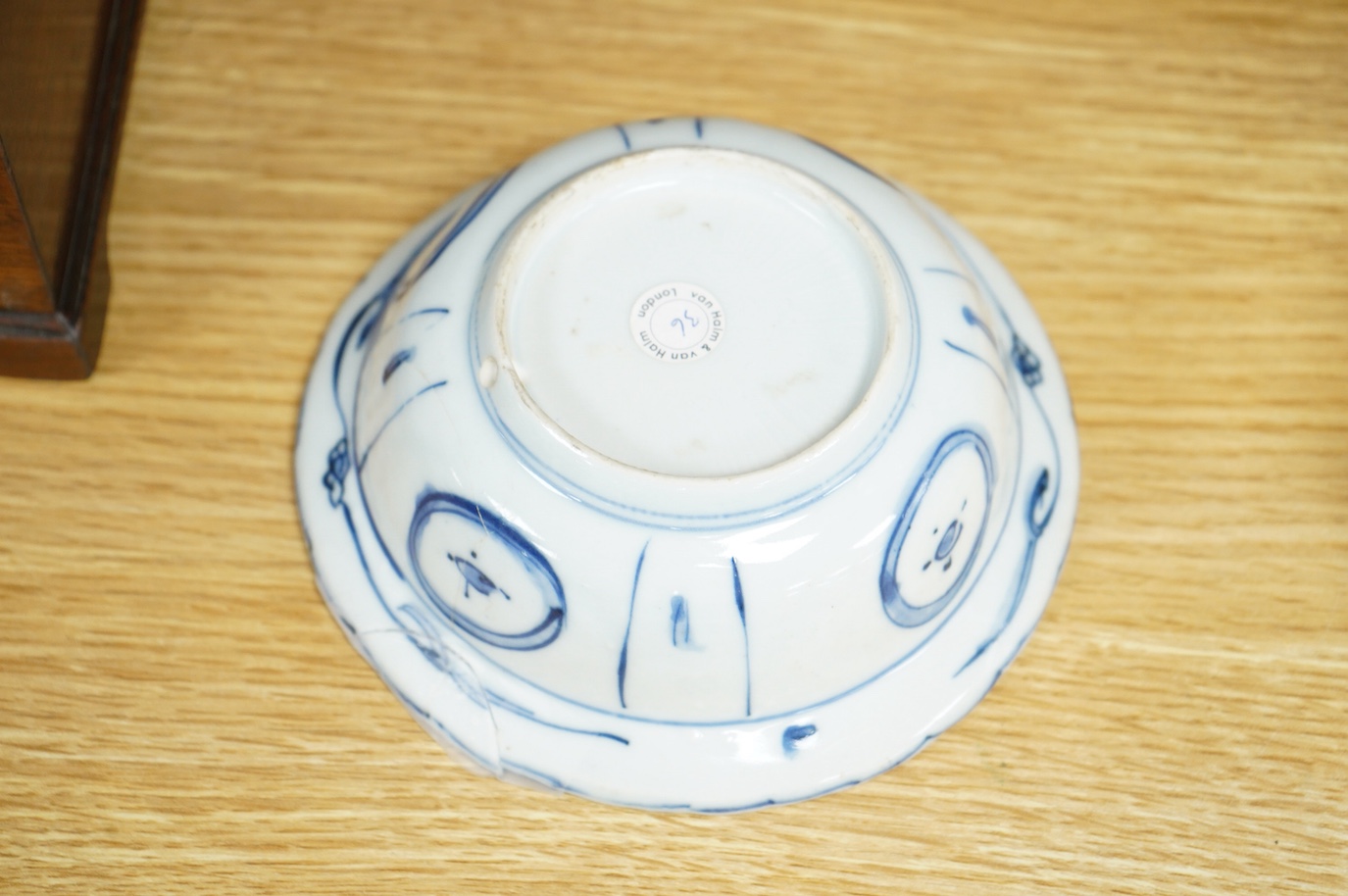 A Chinese blue and white Kraak bowl, c.1640, 14cm diameter